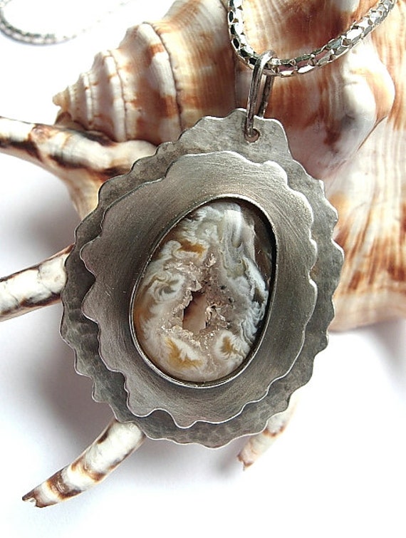 Handwerker-statement-Anhänger Mit Handgeschliffenes Achat Druzy "Insideout" von TuuliK