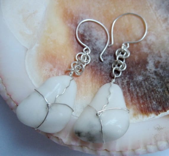 Weiß Howlith Sterlingsilberdraht Umwickelt Ohrringe. Chainmaille Handgemachte Kette Ohrringe Sind Das Beste Geschenk Für Stein-Liebhaber von TuuliK