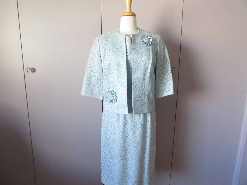 Blaue Jacke Spitzenkleid von TweedandTaffeta