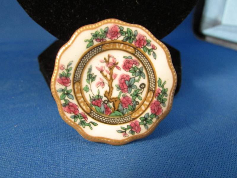 Coalport Porzellan Miniatur Teller Brosche von TweedandTaffeta