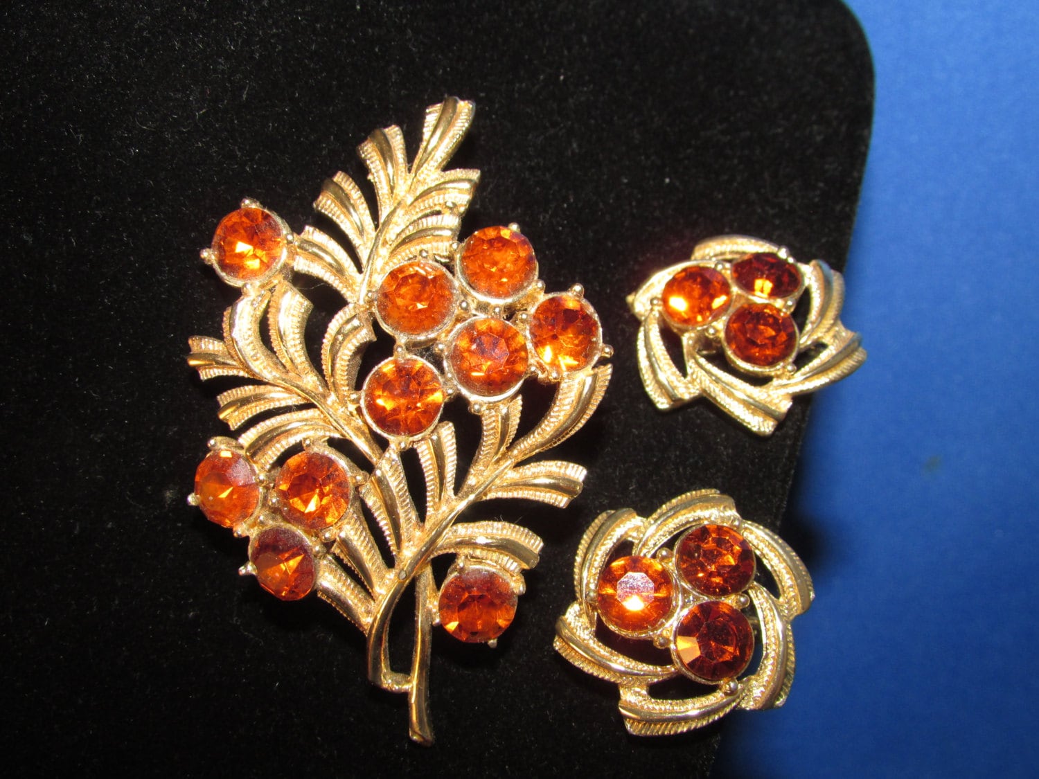 Coro Brosche Und Ohrringe Set von TweedandTaffeta