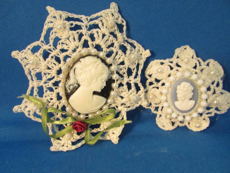 Handgemachte Cameo Broschen von TweedandTaffeta