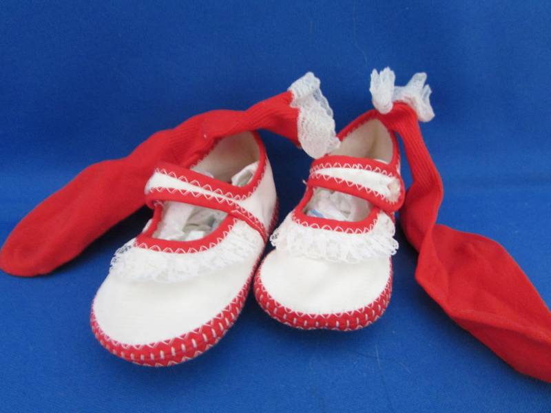 Kleinkinder-Rot Und Weiß Mit Roten Socken Schuhe von TweedandTaffeta