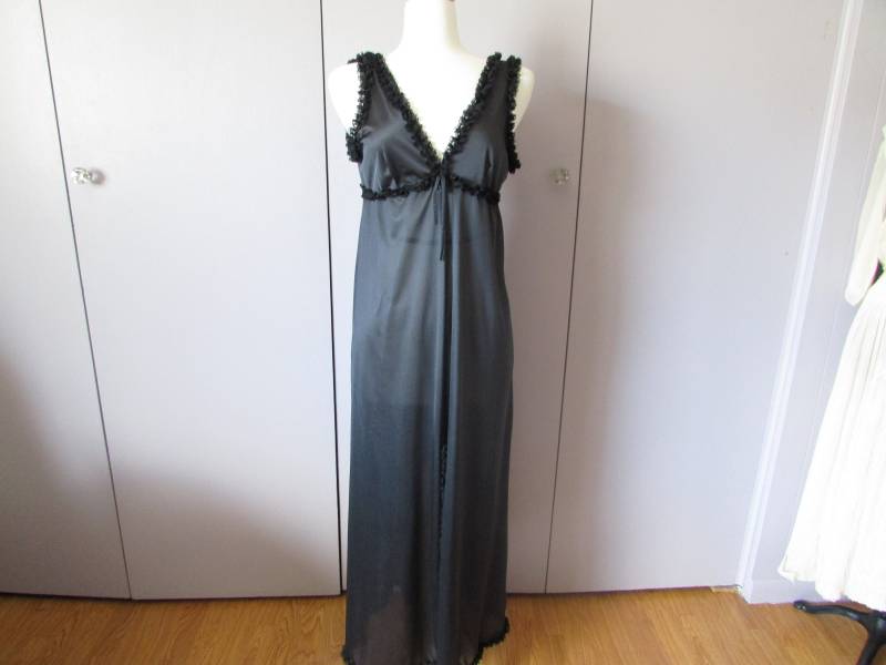 Langes Schwarzes Negligé Mit Spitzenbesatz von TweedandTaffeta