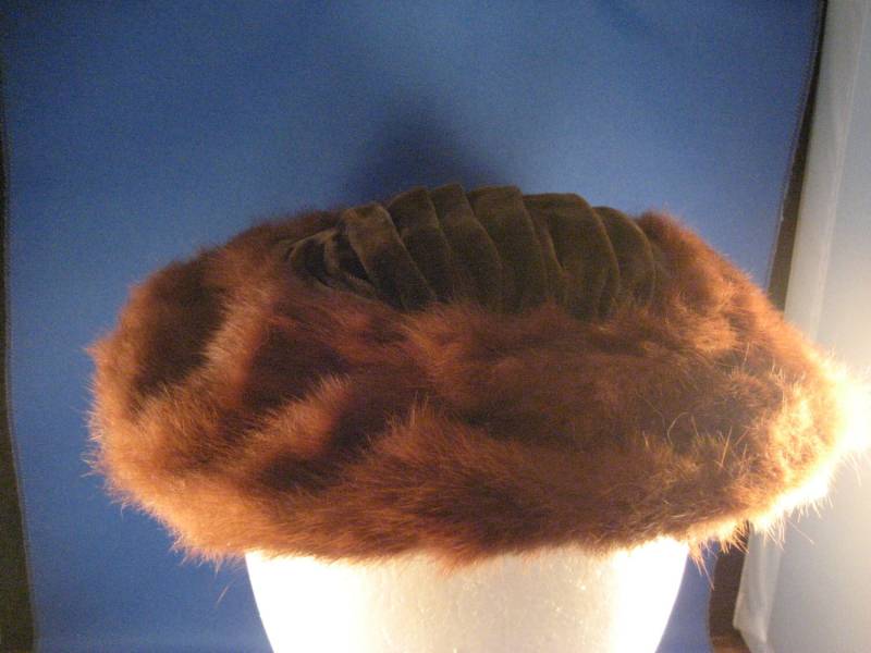 Nerz Getrimmte Mütze von TweedandTaffeta