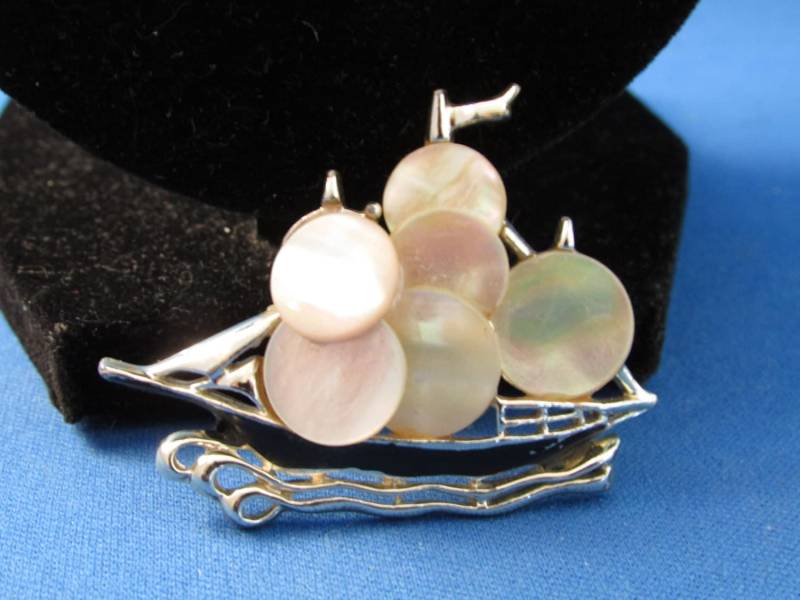 Perlmutt-Schiff Brosche von TweedandTaffeta