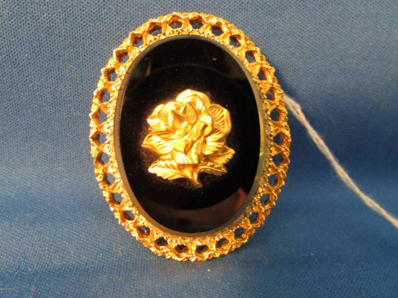 Promi Glas Brosche Und Anhänger von TweedandTaffeta