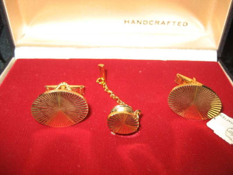 Vergoldete Manschettenknöpfe Und Krawattennadel von TweedandTaffeta