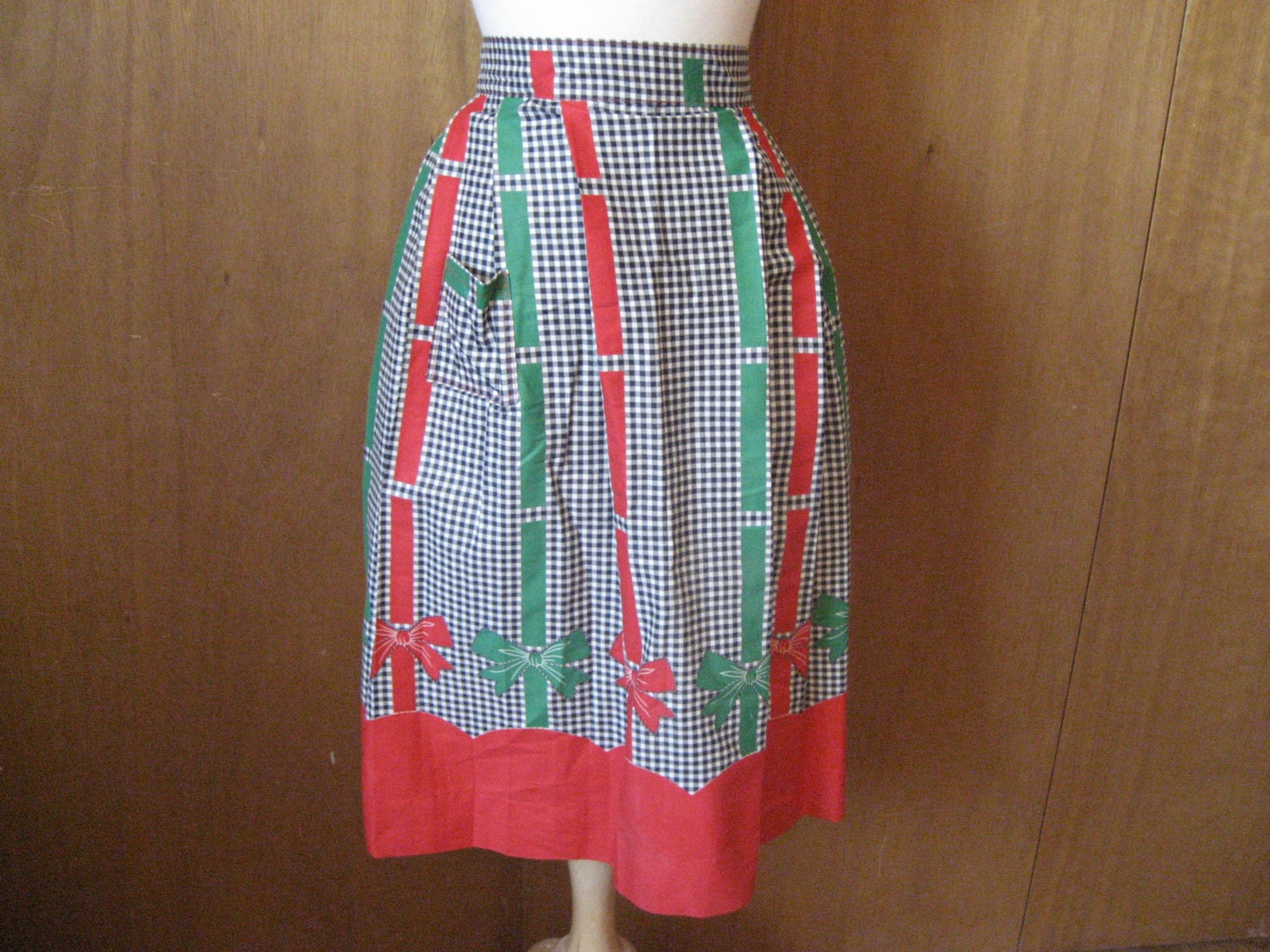 Weihnachtliche Schleifen Schürze von TweedandTaffeta