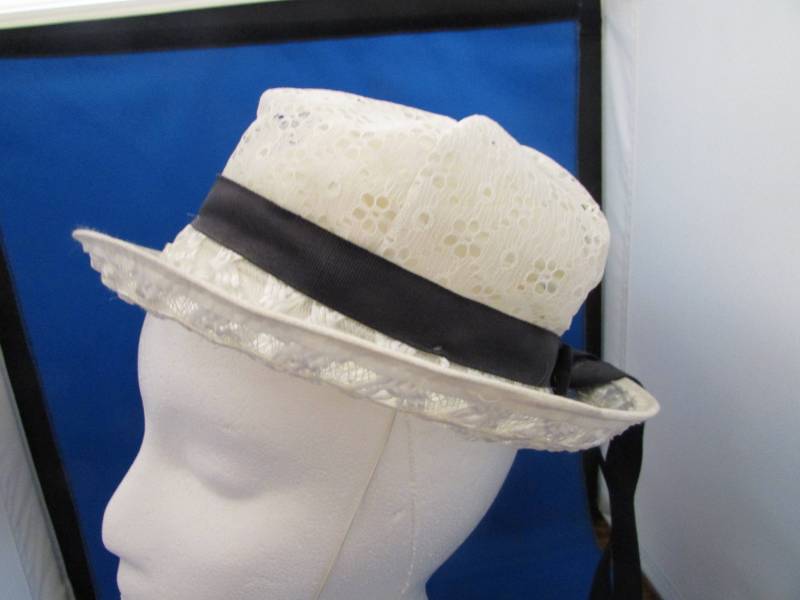 Weiße Spitze Und Strohhut Mit Schleife von TweedandTaffeta