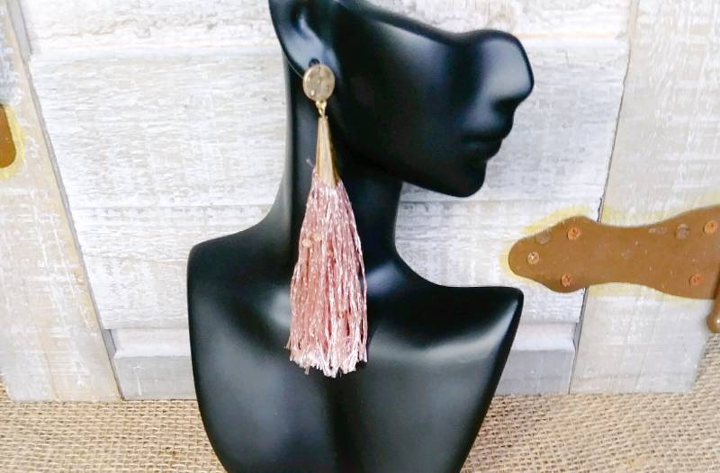 Lila Rosa Seide Quaste Ohrringe, 10 cm Lange Fransen Gold Ton Gehämmerte Kegel Ohrstecker, Pailletten Perlen Trendy Lila Rosa Seide Quaste Ohrringe, 10 cm Lange Fransen Gold Ton Gehämmerte Kegel Ohrstecker, Pailletten Perlen Trendy von TweetLolaCreations