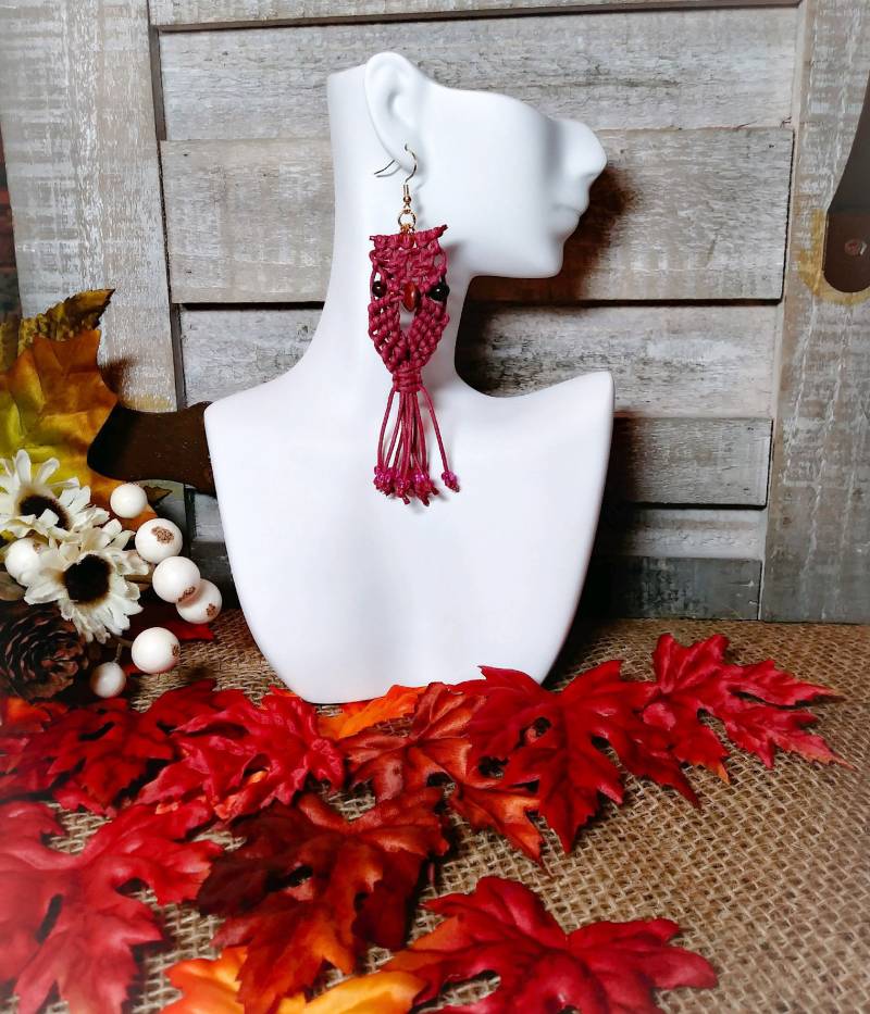 Magenta Eulen Ohrringe, Statement Kastanienbraune Makramee Einzigartiges Geschenk Für Sie, Ohrringe von TweetLolaCreations