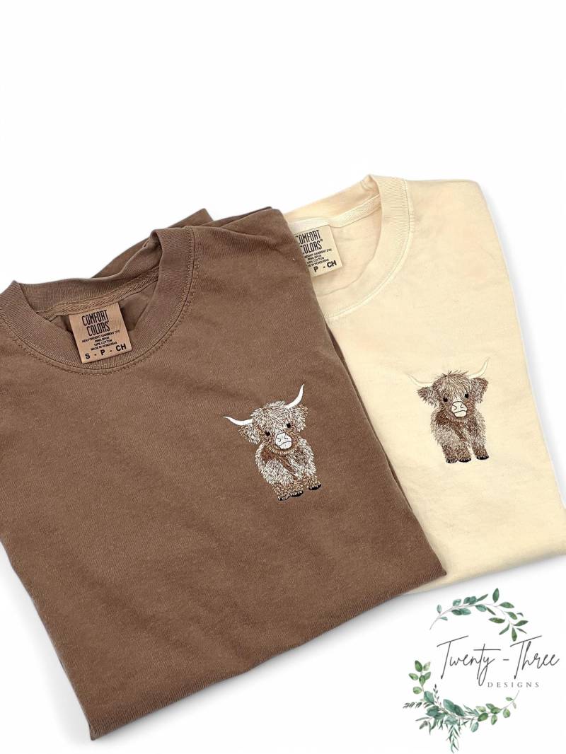 Besticktes Highland Kuh T-Shirt, Gesticktes Stickerei, Comfort Farben Kuh Besticktes Highland Kuh T-Shirt, Gesticktes Stickerei, Comfort Farben Kuh von Twenty3DesignCo