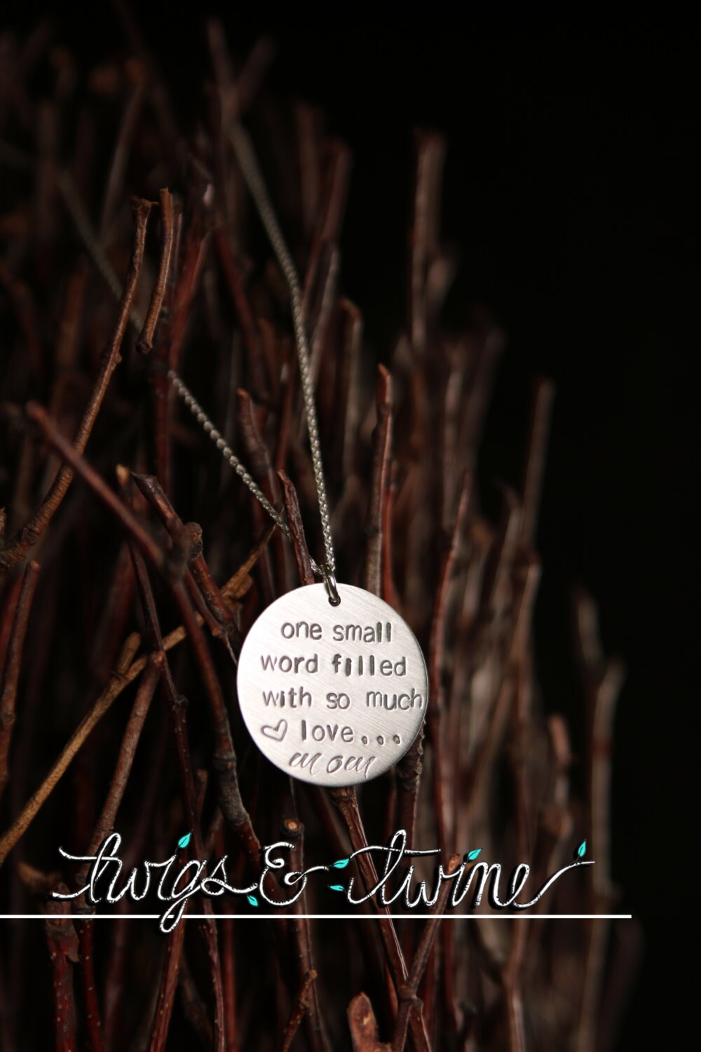 Ein Kleines Wort Gefüllt Mit So Viel Liebe... Mama - Sterling Silber Handgestempelte Halskette von TwigsandTwineJewelry