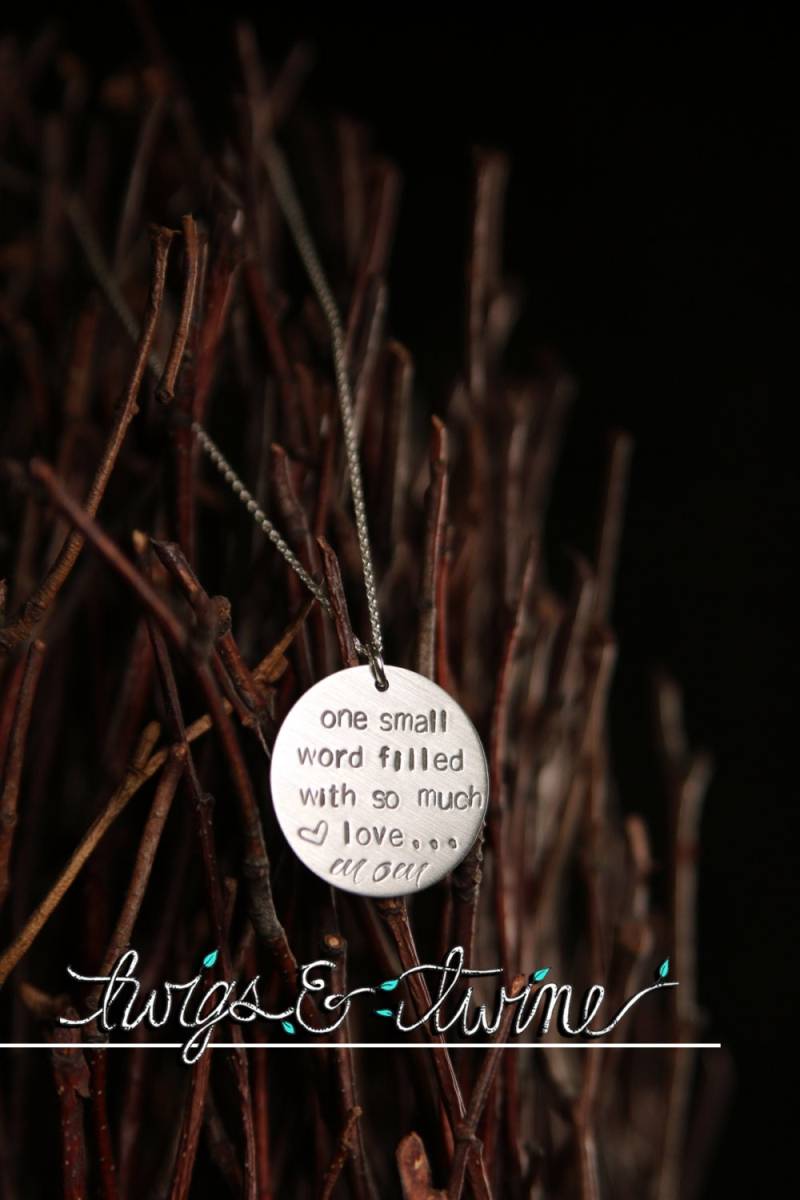 Ein Kleines Wort Gefüllt Mit So Viel Liebe... Mama - Sterling Silber Handgestempelte Halskette Ein Kleines Wort Gefüllt Mit So Viel Liebe... Mama - Sterling Silber Handgestempelte Halskette von TwigsandTwineJewelry