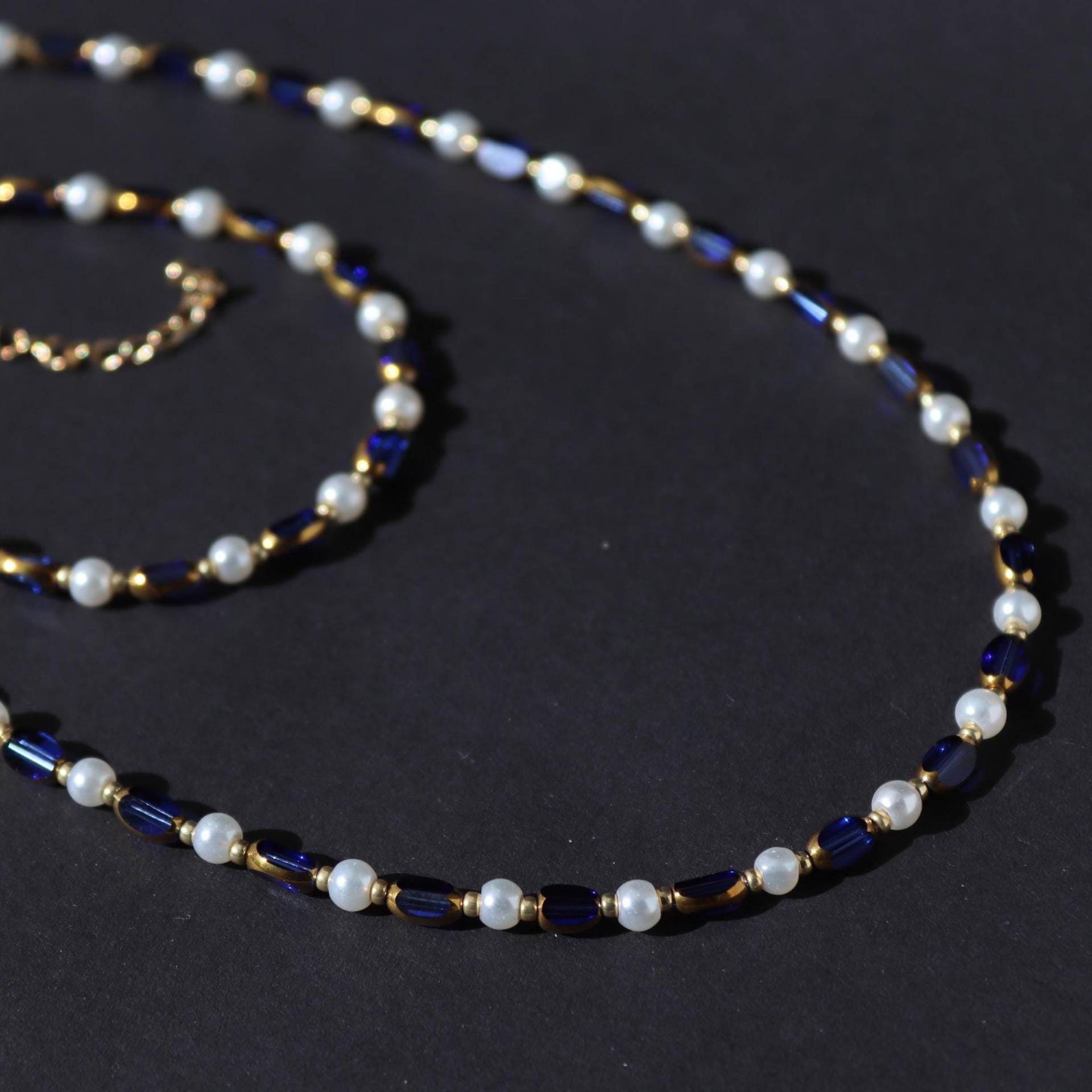 Blue Pearl - Elegantes Schmuckset Aus Glasperlen in Weiß Und Dunkelblau, Bestehend Kette Armband, Jeweils Größenverstellbar Blue Pearl - Elegantes Schmuckset Aus Glasperlen in Weiß Und Dunkelblau, Bestehend Kette Armband, Jeweils Größenverstellbar von TwilightThreadsDE