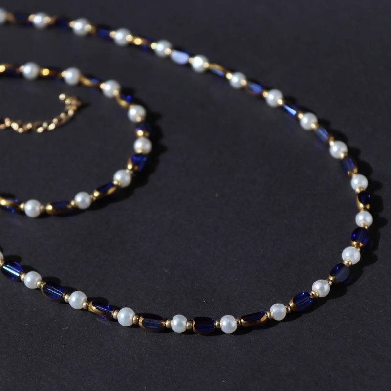 Blue Pearl - Elegantes Schmuckset Aus Glasperlen in Weiß Und Dunkelblau, Bestehend Kette Armband, Jeweils Größenverstellbar Blue Pearl - Elegantes Schmuckset Aus Glasperlen in Weiß Und Dunkelblau, Bestehend Kette Armband, Jeweils Größenverstellbar von TwilightThreadsDE