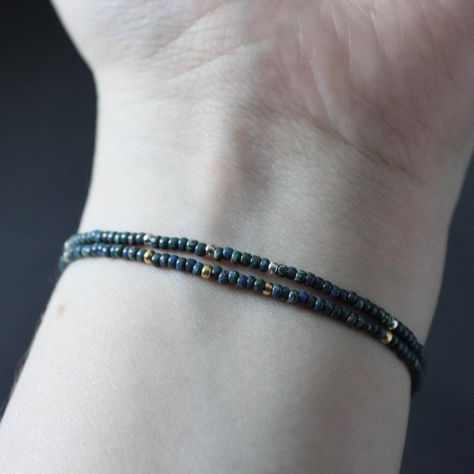 Picasso Pearl - Perlenarmband Mit Blau-Grünen Rocailles Glasperlen, Akzentperlen Und Verschluss in Gold Oder Silber Picasso Pearl - Perlenarmband Mit Blau-Grünen Rocailles Glasperlen, Akzentperlen Und Verschluss in Gold Oder Silber von TwilightThreadsDE