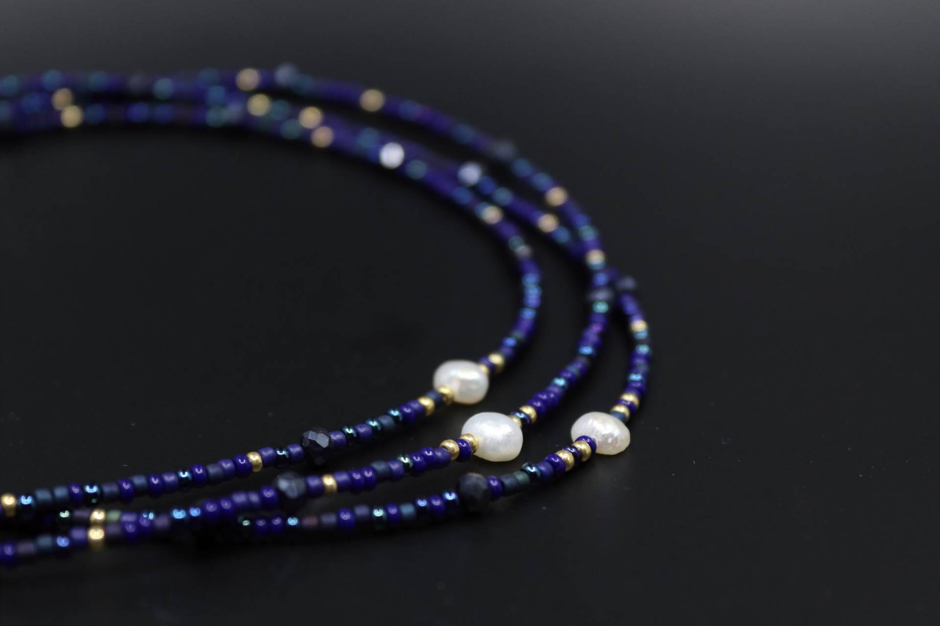 Sparkle Pearl - Perlenkette Mit Süßwasserperle, Verschiedenen Dunkelblauen Glasperlen Und Goldenem Edelstahl Sparkle Pearl - Perlenkette Mit Süßwasserperle, Verschiedenen Dunkelblauen Glasperlen Und Goldenem Edelstahl von TwilightThreadsDE