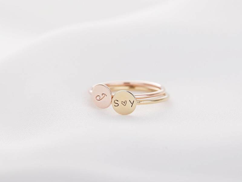 Benutzerdefinierter Initial Ring, Stapelbarer Zierlicher Buchstabe Runder Personalisierter Stapel Name Schmuck, Geschenk Für Mama Brautjungfer Ihr von TwilleyStreet