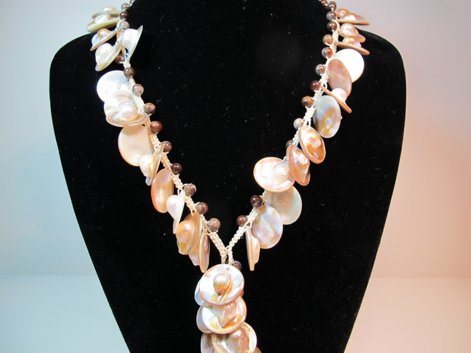 Handgeknüpfte Perlmuttkette Achat Stein Gruppe, 52 cm von TwinCreeksCharming