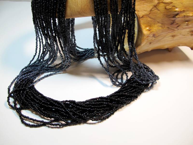 Schwarze Samen Perlenkette 17-strang-Opera-Länge, Handgefädelt von TwinCreeksCharming