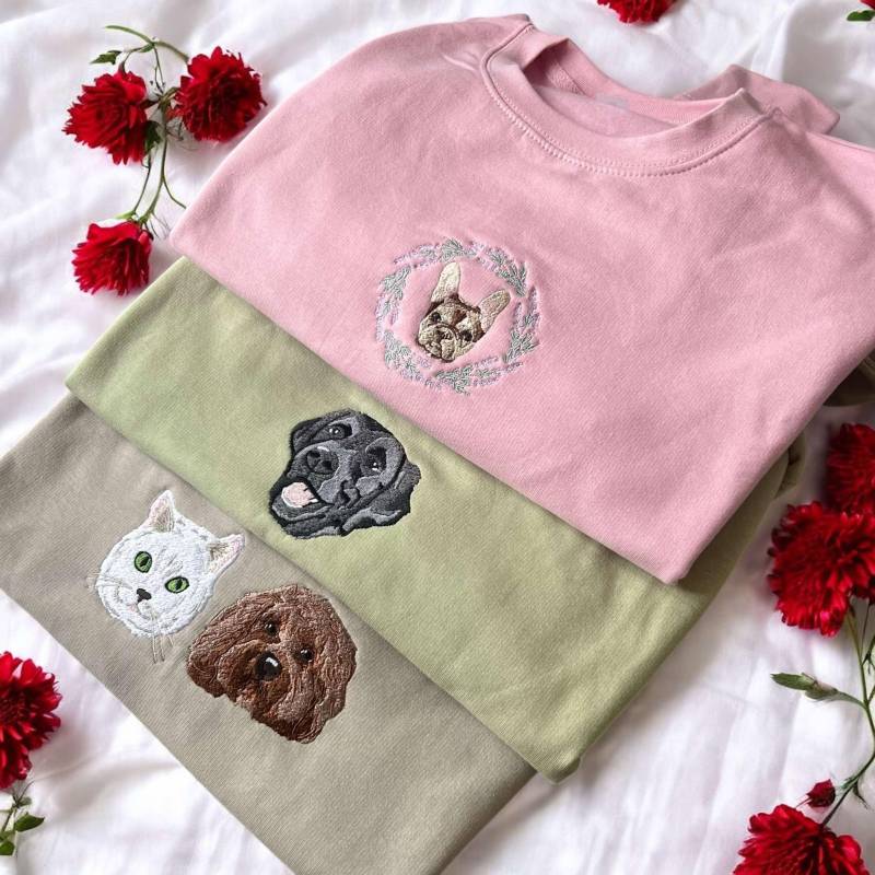 Individuell Gesticktes Hunde-Sweatshirt, Individuell Haustier-Shirt, Gestickter Haustier-Hoodie, Personalisiertes Haustier-Gesicht Und Individuell Gesticktes Hunde-Sweatshirt, Individuell Haustier-Shirt, Gestickter Haustier-Hoodie, Personalisiertes Haustier-Gesicht Und von TwinFlameCustom