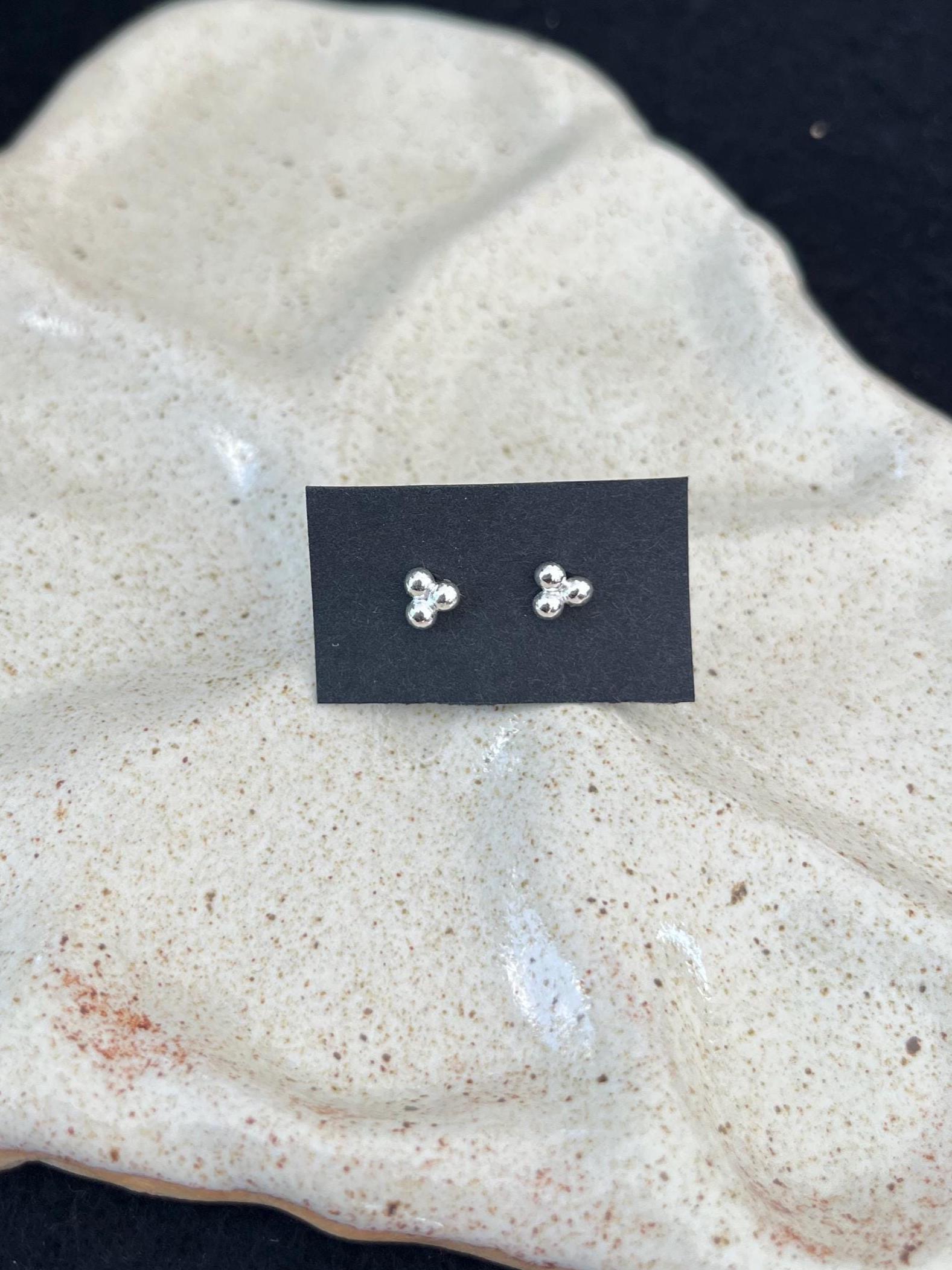 3 Kugel Ohrringe, Schlichte Silberne Ohrstecker, Sterling Silber Ohrringe 3 Kugel Ohrringe, Schlichte Silberne Ohrstecker, Sterling Silber Ohrringe von TwinMade14