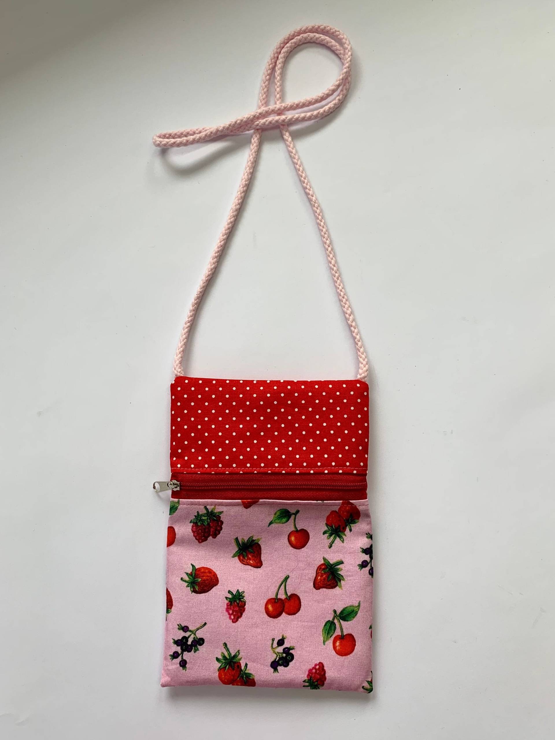 Brusttasche Brustbeutel Umhängetasche Reißverschluss Kordeltäschchen Handytasche Reisepasstasche Aztekenmuster Kirschen Erdbeeren Früchte Brusttasche Brustbeutel Umhängetasche Reißverschluss Kordeltäschchen Handytasche Reisepasstasche Aztekenmuster Kirschen Erdbeeren Früchte von Twinecult