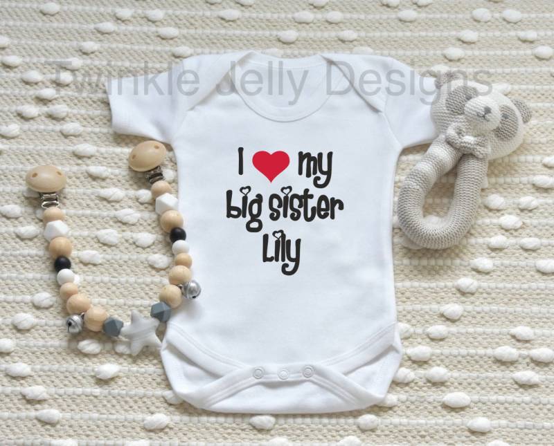 Ich Liebe Meine Große Schwester - Personalisiert Mit Einem Namen Ihrer Wahl von TwinkleJellyDesigns