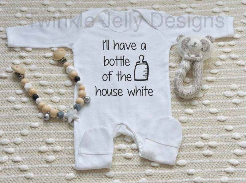 Ich Nehme Mal Eine Flasche Hausweiß - Strampler Schlafanzug von TwinkleJellyDesigns