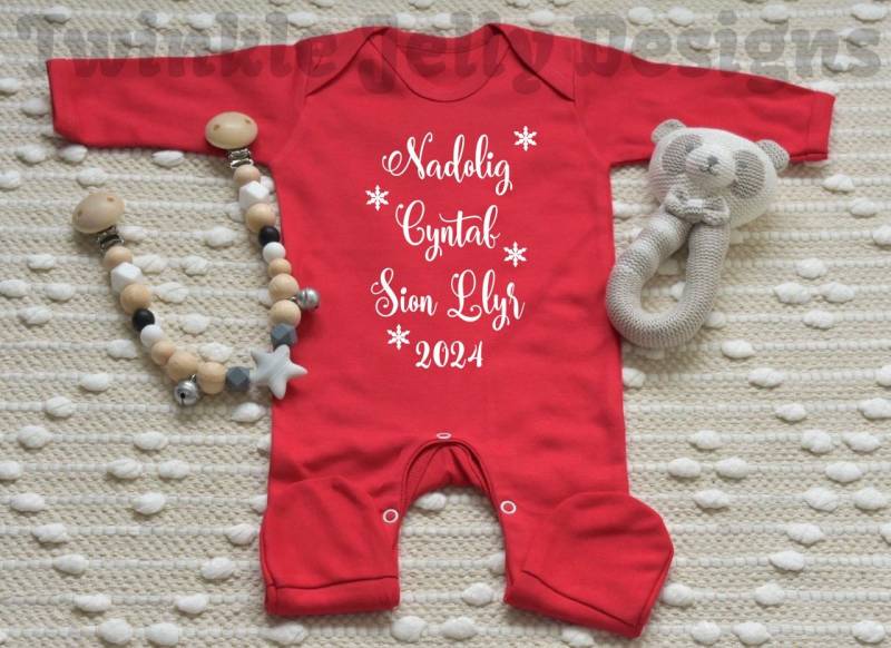 Personalisierter Nadolig Cyntaf 2024 Strampler - Erstes Weihnachten Schlafanzug Bodysuit Andenken Memory Box Welsh First Christmas von TwinkleJellyDesigns