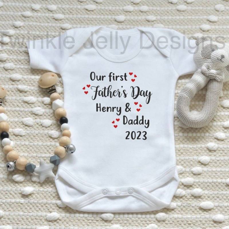 Unser Erster Vatertag 2023 - Bodysuit-strampler-Langarmbody-Latz von TwinkleJellyDesigns