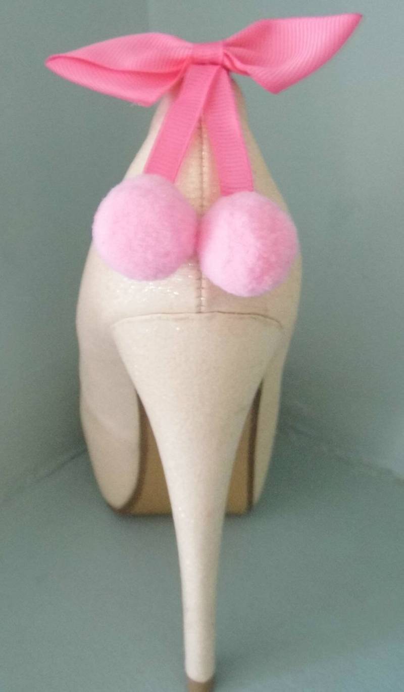 2 Schuhclips Mit Rosa Pompons 2 Schuhclips Mit Rosa Pompons von TwinkleToesShoeClips