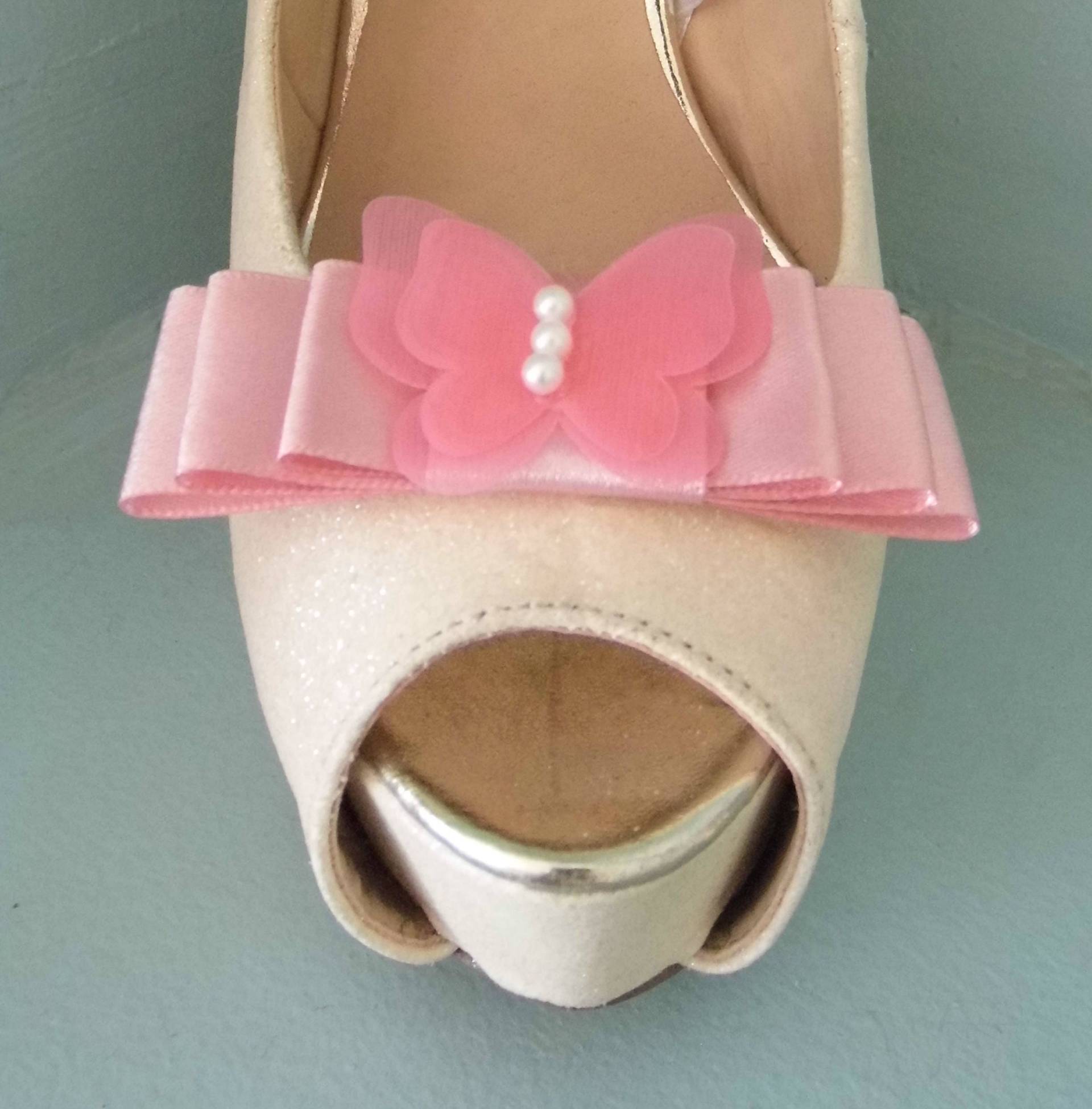 Handgefertigte Candy Pink Schleifen Schuhclips Mit Zarter Schmetterling Mitte Handgefertigte Candy Pink Schleifen Schuhclips Mit Zarter Schmetterling Mitte von TwinkleToesShoeClips
