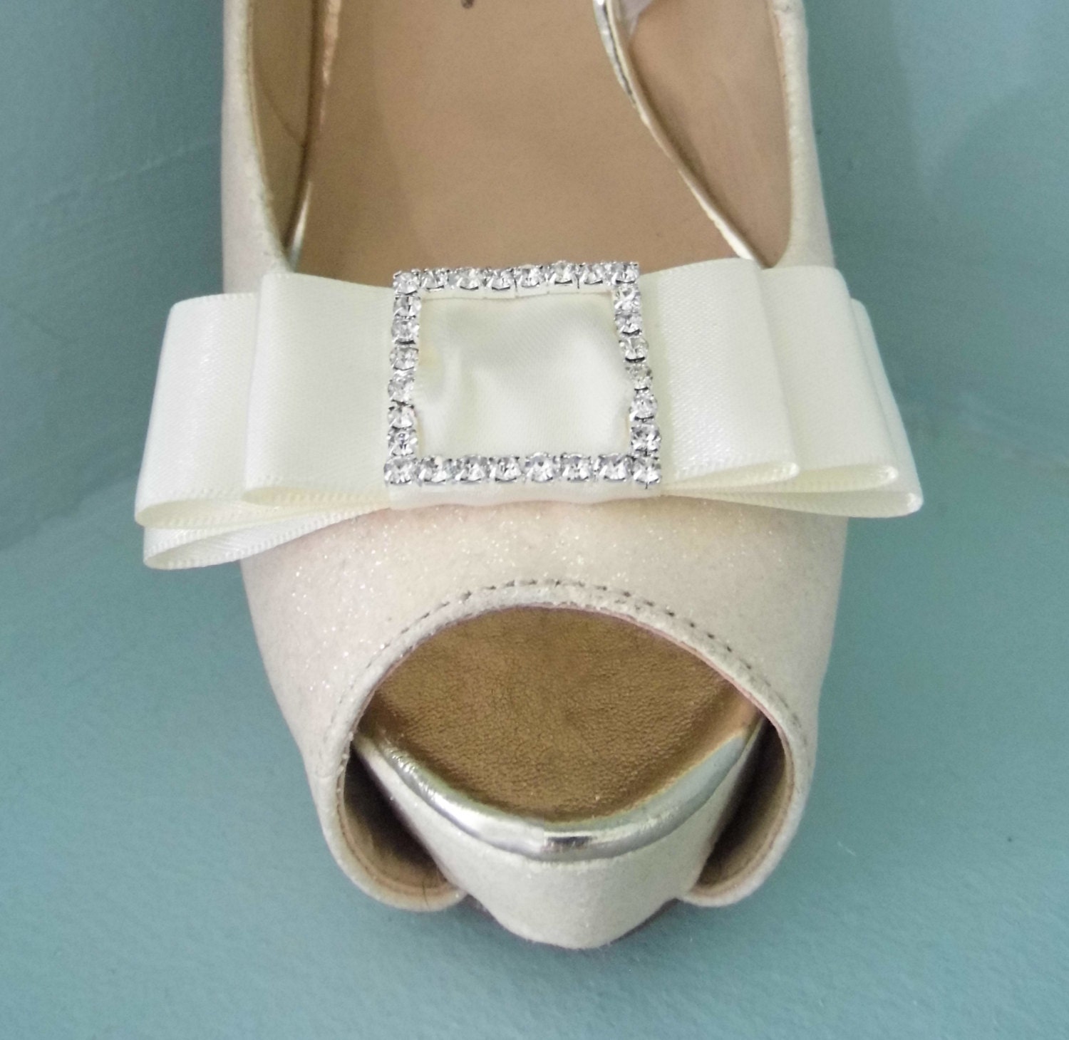 Handgefertigte Dreifach Schleife Schuhclips Mit Diamante Schnalle in Der Mitte Handgefertigte Dreifach Schleife Schuhclips Mit Diamante Schnalle in Der Mitte von TwinkleToesShoeClips
