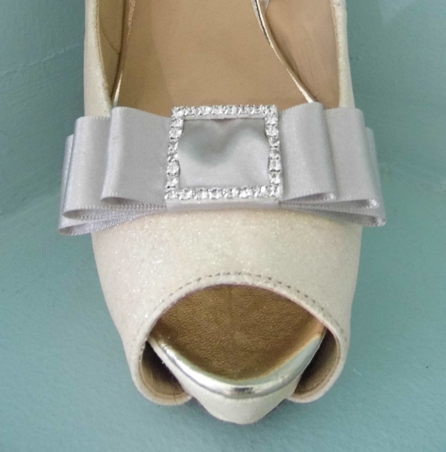 Handgefertigte Dreifach Schleife Schuhclips Mit Diamante Schnalle in Der Mitte Handgefertigte Dreifach Schleife Schuhclips Mit Diamante Schnalle in Der Mitte von TwinkleToesShoeClips
