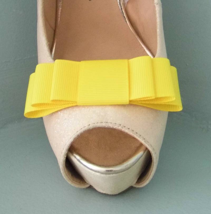 Handgefertigte Dreifache Schleife in Sonnengelb Schuhclips - Andere Farben Auf Anfrage von TwinkleToesShoeClips