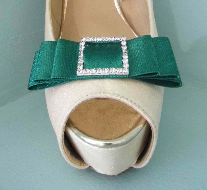 Handgefertigte Grüne Dreifach Schleife Schuhclips Mit Diamante Schnalle Mitte Handgefertigte Grüne Dreifach Schleife Schuhclips Mit Diamante Schnalle Mitte von TwinkleToesShoeClips