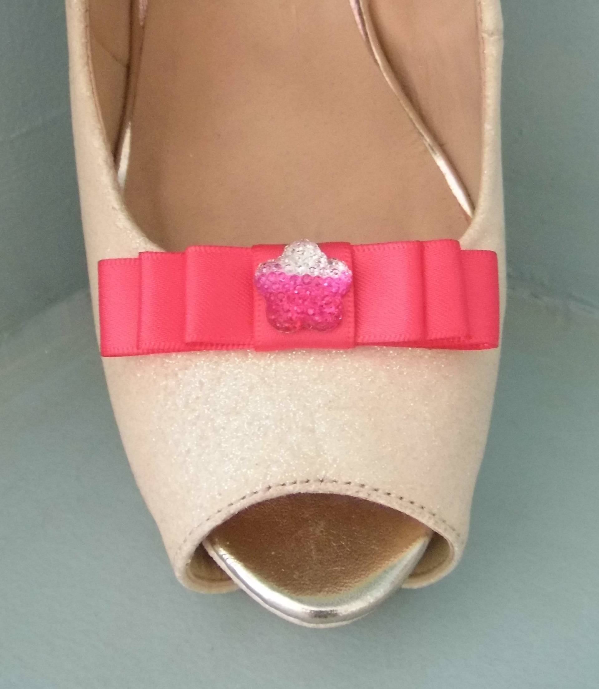 Handgefertigte Kleine Cerise Pink Schleifen Schuhclips Mit Drei Ton Blume Center Handgefertigte Kleine Cerise Pink Schleifen Schuhclips Mit Drei Ton Blume Center von TwinkleToesShoeClips