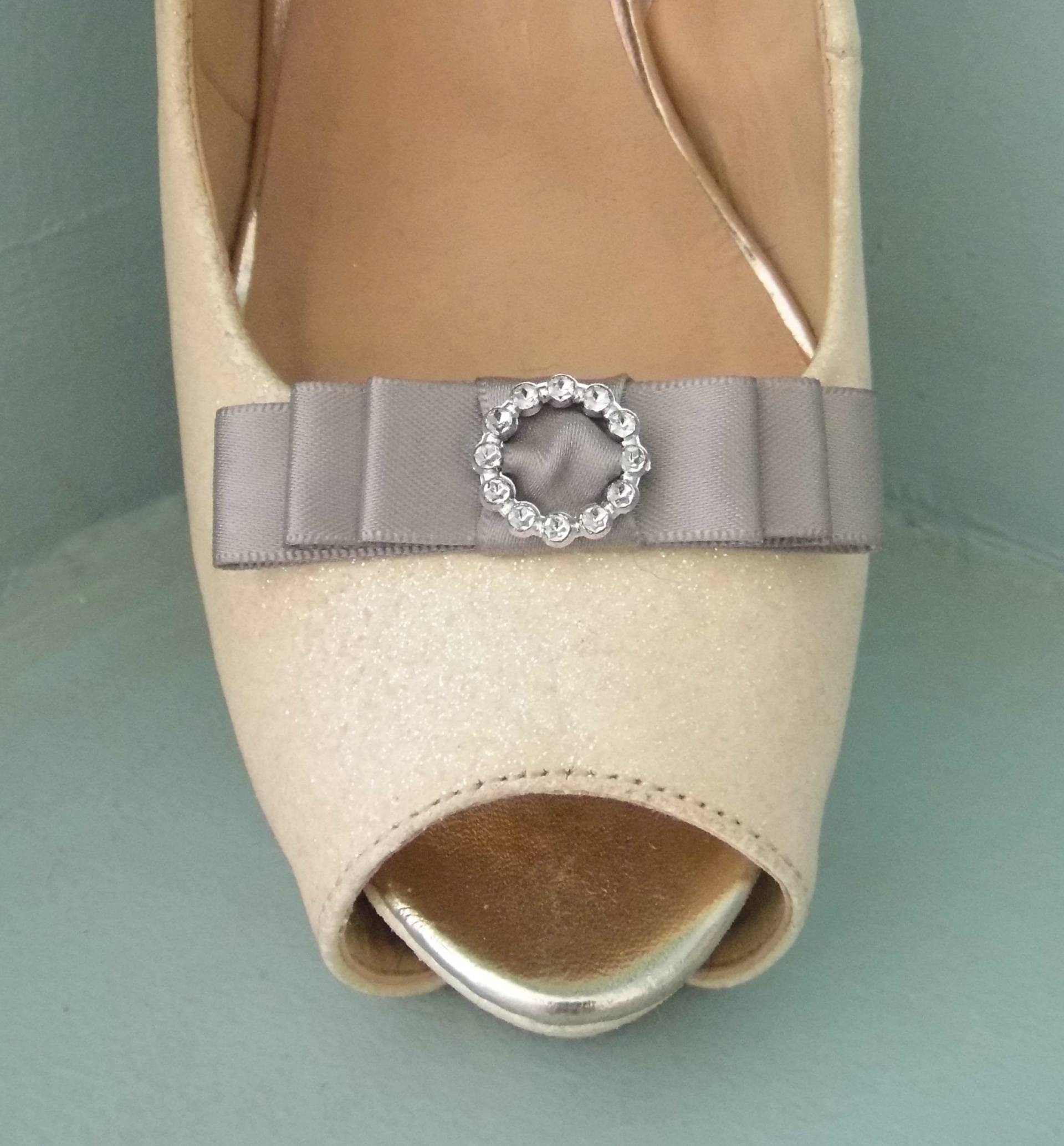 Handgefertigte Kleine Grau Satinschleife Clips Für Schuhe Mit Diamante Buckle Style Center Handgefertigte Kleine Grau Satinschleife Clips Für Schuhe Mit Diamante Buckle Style Center von TwinkleToesShoeClips