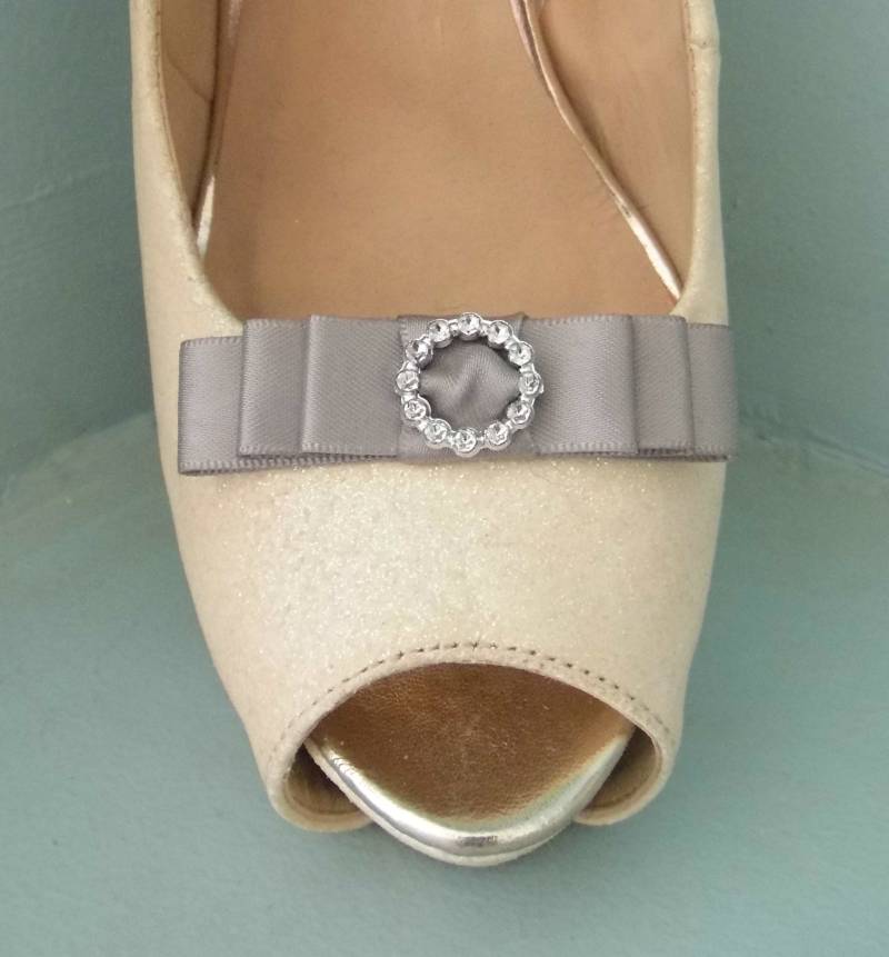 Handgefertigte Kleine Grau Satinschleife Clips Für Schuhe Mit Diamante Buckle Style Center Handgefertigte Kleine Grau Satinschleife Clips Für Schuhe Mit Diamante Buckle Style Center von TwinkleToesShoeClips