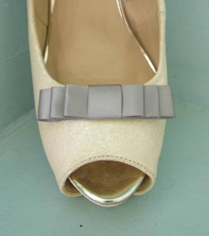 Handgefertigte Kleine Graue Dreifach Schleife Schuhclips - Andere Farben Auf Anfrage Handgefertigte Kleine Graue Dreifach Schleife Schuhclips - Andere Farben Auf Anfrage von TwinkleToesShoeClips