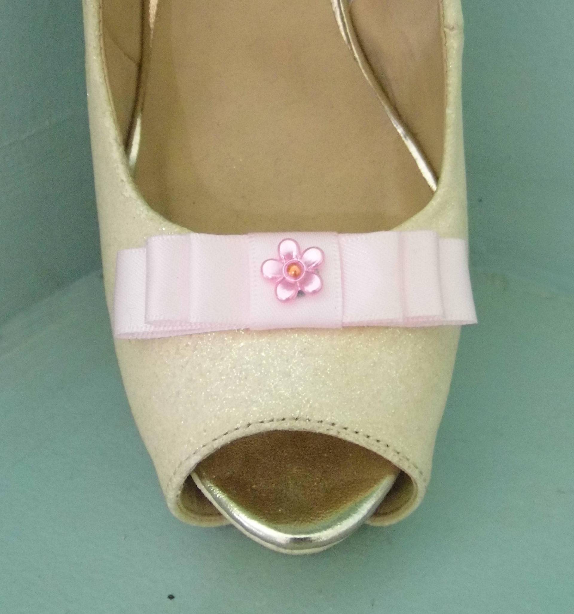 Handgefertigte Kleine Rosa Schleifen Schuhclips Mit Kleiner Blume in Der Mitte Handgefertigte Kleine Rosa Schleifen Schuhclips Mit Kleiner Blume in Der Mitte von TwinkleToesShoeClips