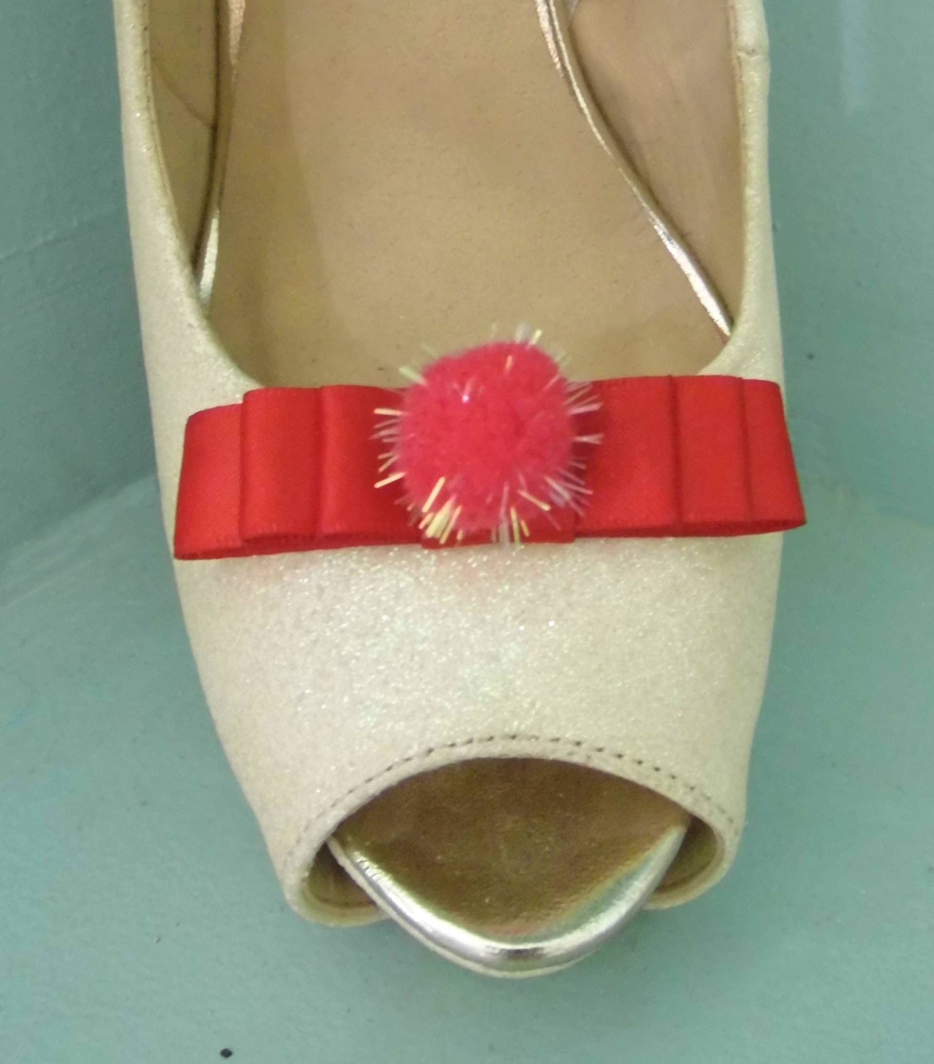 Handgefertigte Kleine Rote Schleifen-Schuhclips Mit Glitzerigem Pompom in Der Mitte Handgefertigte Kleine Rote Schleifen-Schuhclips Mit Glitzerigem Pompom in Der Mitte von TwinkleToesShoeClips