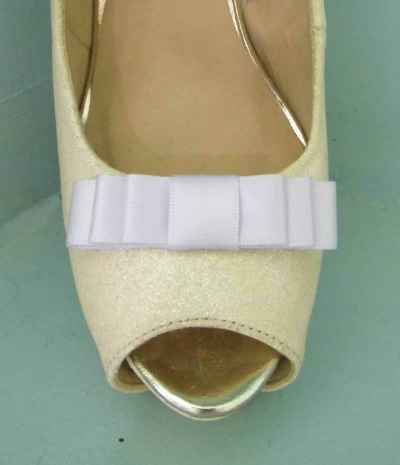 Handgefertigte Kleine Weiße Dreifach Schleife Schuhclips - Andere Farben Auf Anfrage von TwinkleToesShoeClips