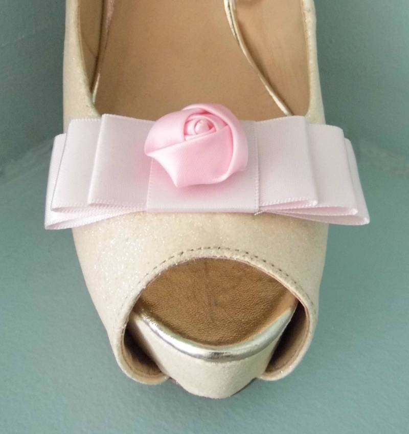 Handgefertigte Pink Triple Bow Schuhclips Mit Satin Blume in Der Mitte Handgefertigte Pink Triple Bow Schuhclips Mit Satin Blume in Der Mitte von TwinkleToesShoeClips