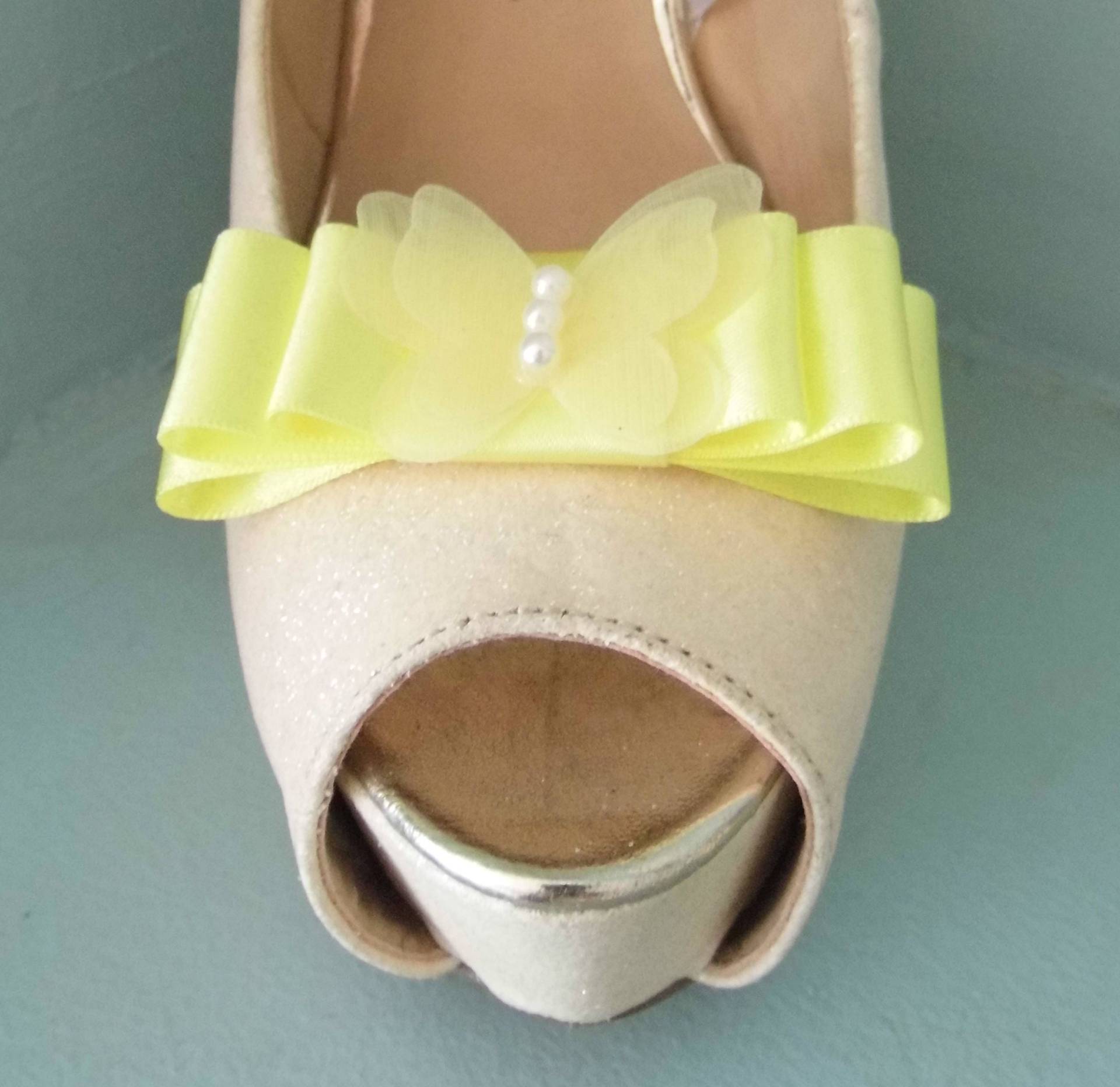 Handgefertigte Schleifen-Schuhclips Mit Einer Zarten Schmetterlingsmitte Handgefertigte Schleifen-Schuhclips Mit Einer Zarten Schmetterlingsmitte von TwinkleToesShoeClips