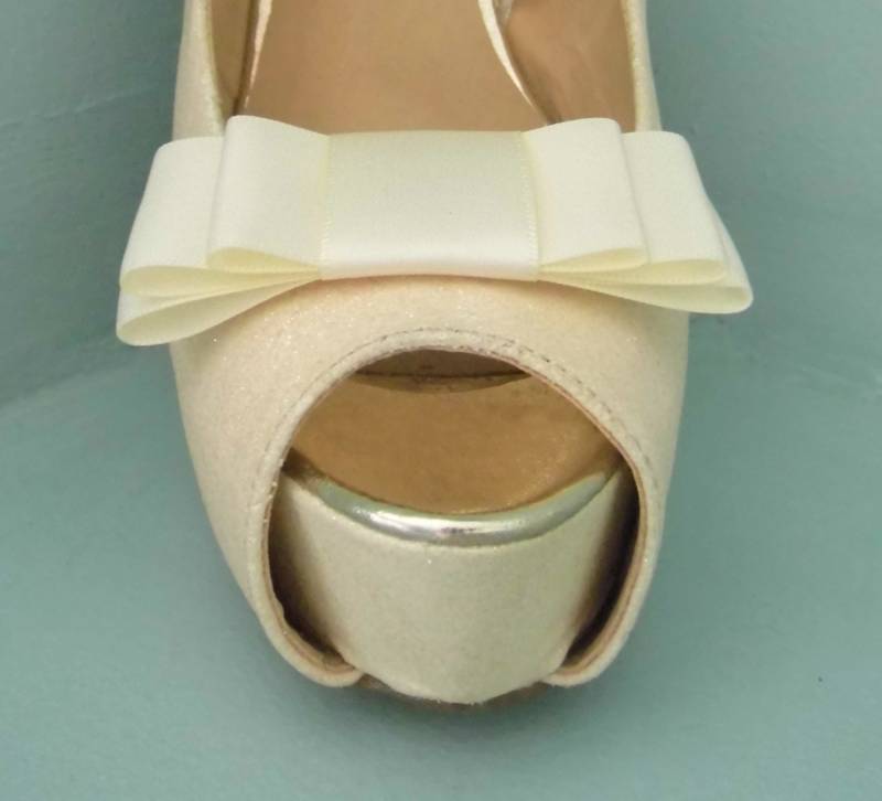 Handgefertigte Schuhclips Mit Drei Schleifen in Elfenbein - Andere Farben Auf Anfrage von TwinkleToesShoeClips