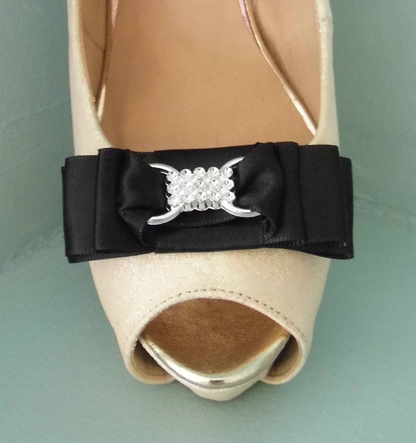 Handgefertigte Schwarze Satinschleife Schuhclips Mit Buckle Style Center Handgefertigte Schwarze Satinschleife Schuhclips Mit Buckle Style Center von TwinkleToesShoeClips